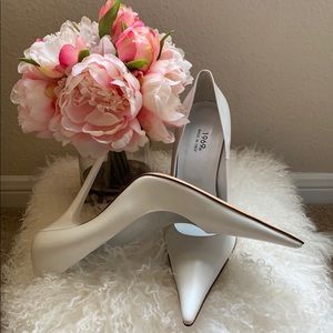*WHITE HOT!!!* 1969 Brand White Pump👗👰💃